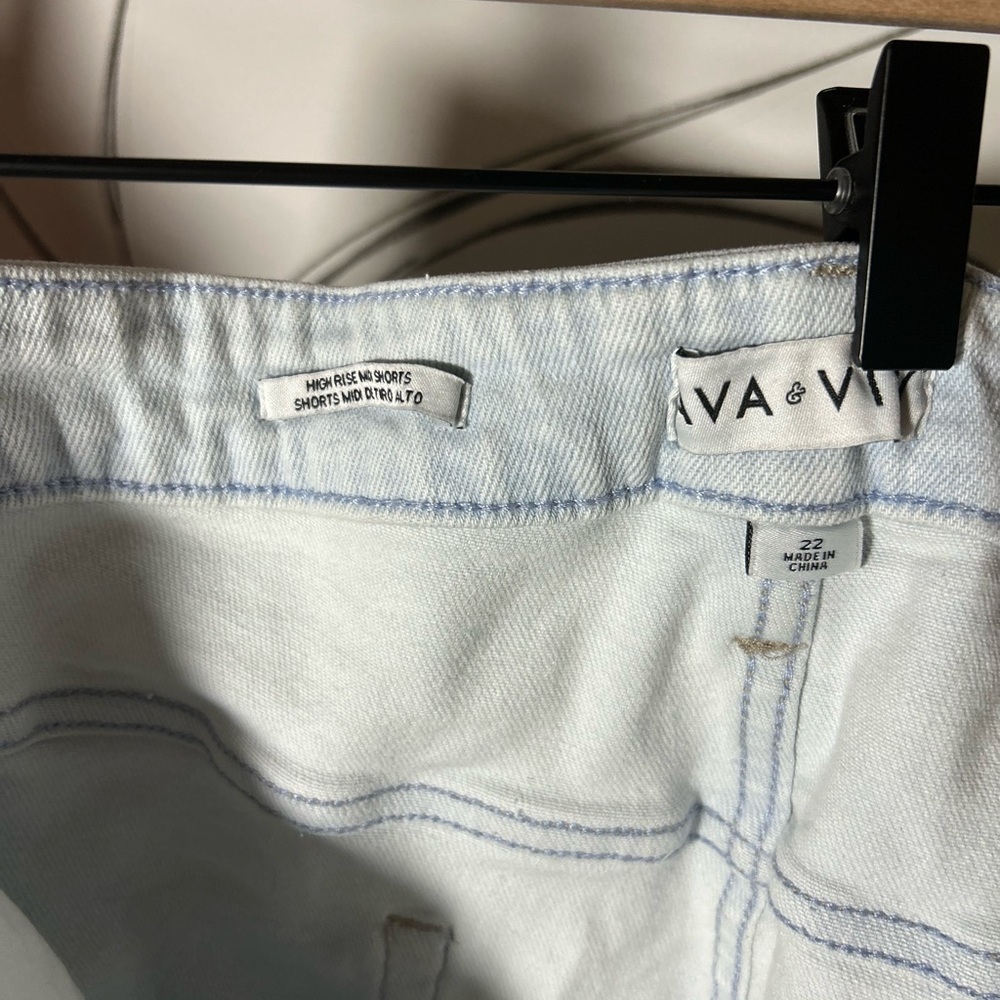 Ava + Viv Light Wash Frayed Hem Shorts, High Rise with Stretch, Size 22 - Picture 3 of 8